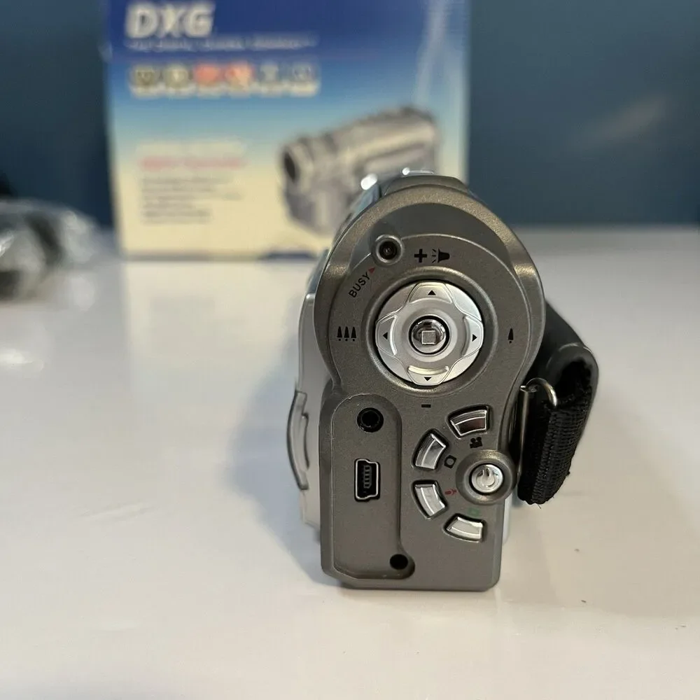 DXG 572V Digital Camcorder/5.0 Megapixel  4x Digital Zoom Open Box